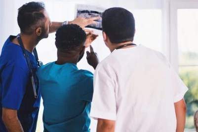El médico, la médica : Le docteur, la doctoresse