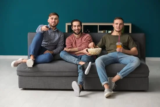 **Esos** hombres que viven ahí : Ces hommes qui habitent là
