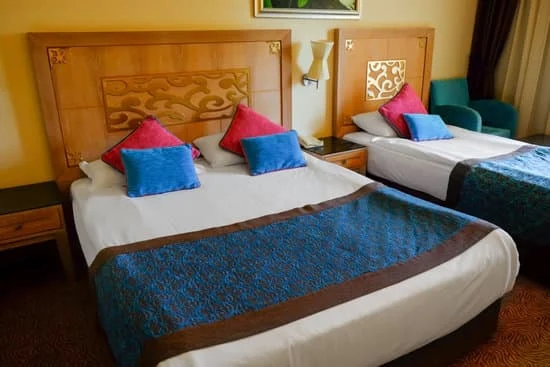 Yo duermo en esta cama y usted en **aquélla** : Je dors dans ce lit et tu dors dans celui-là (là-bas)