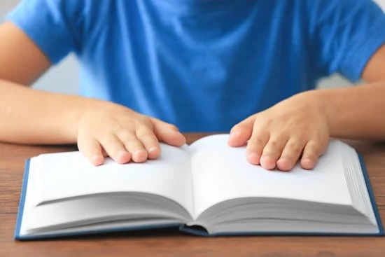 Este libro es **tuyo** : Ce livre est à toi