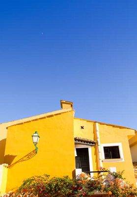 Esta casa es **vuestra** : Cette maison est à vous