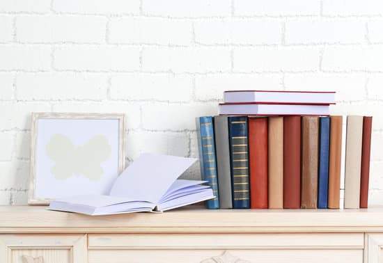 Estos libros son **tuyos** : Ces livres sont à toi