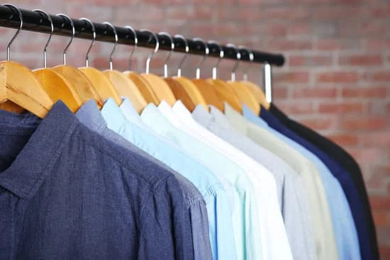 Estas camisas son **vuestras** : Ces chemises sont à vous