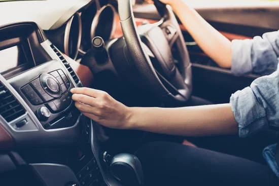 Mi Padre lleva una hora oyendo la radio : Cela fait une heure que mon père écoute la radio 