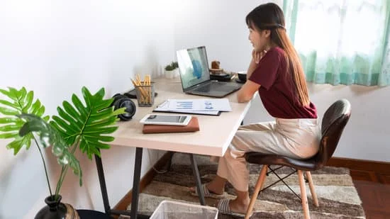 Suelo trabajar : J'ai l'habitude de travailler