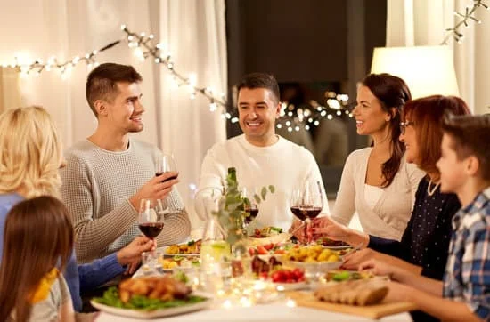 Suelo cenar a las ocho : Je dîne généralement à huit heures