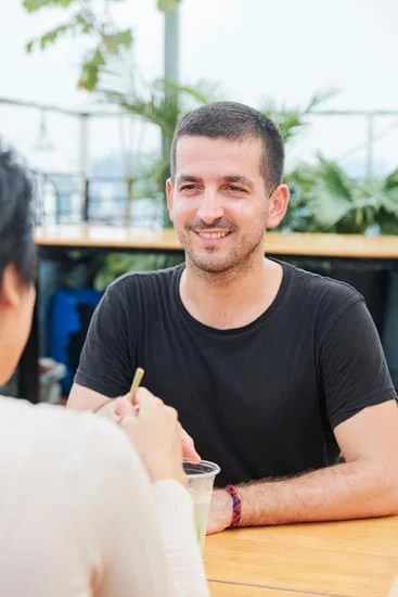 Necesito un amigo : J'ai besoin d'un ami