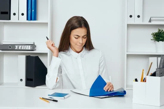 Maya debe trabajar : Maya doit travailler