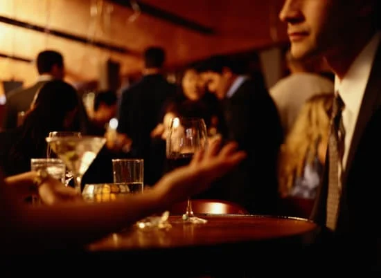 Se oye a los hombres que hablan en el bar : On entend les hommes qui parlent dans le bar