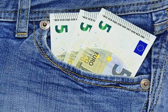 Enrique me pide que le preste quince euros : Enrique me demande de lui prêter quinze euros