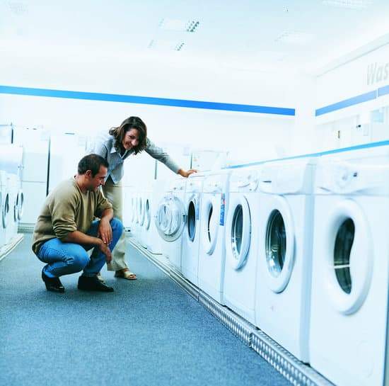 Nadie de entre ellos sabe cómo arreglar la lavadora : Personne parmi eux ne sait comment réparer la machine à laver 