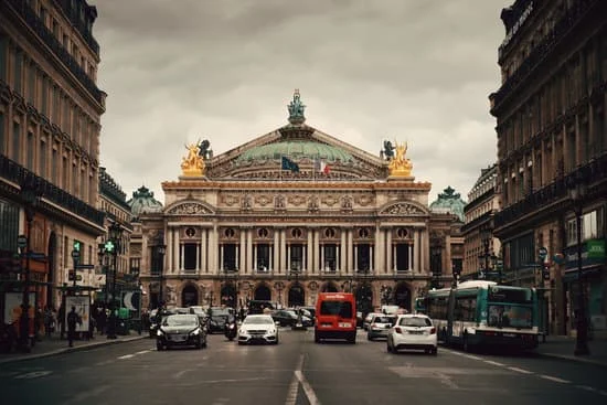 No sé lo que hizo durante su viaje a Paris : Je ne sais pas ce qu'il a fait pendant son voyage à Paris