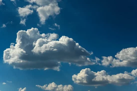 Si tuviera alas volaría muy alto en el cielo : Si j'avais des ailes, je volerais très haut dans le ciel