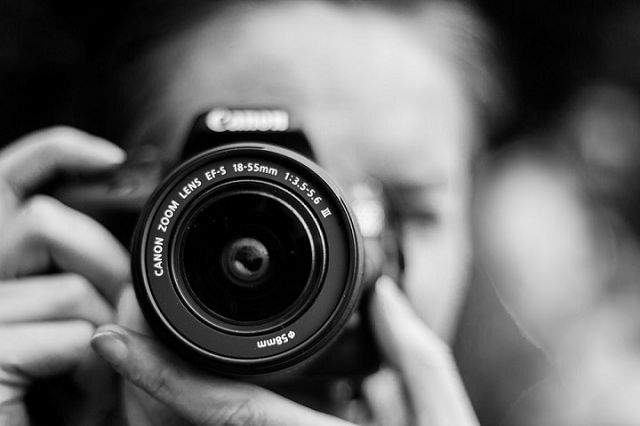 L'association **PH** n'existe pas, elle est simplement remplacée par un **F** : 

le "photographe" devient **El fotógrafo**