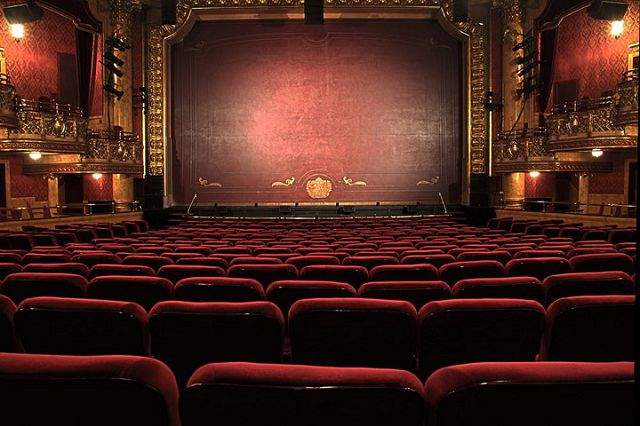 En espagnol, l'association **TH** n'existe pas, elle est simplement remplacée par un **T** : 

 le "théâtre" devient **El teatro**