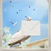 Ainsi son **élevage** a servi par exemple pour l'**alimentation** ou pour **envoyer des messages** en temps de guerre avec les "pigeons voyageurs".