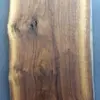 C'est un bois veiné, de couleur rouge-brun à noir, prisé pour la fabrication de meubles, de crosses de fusils, et d'autres objets de valeur.