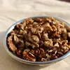 Elles sont consommées fraîches ou sèches, ajoutées à des plats ou utilisées pour produire de l'huile de noix.