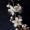 Les **fleurs** du prunellier sont **blanches**, à **5 pétales**, et mesurent environ **1 centimètre de large**.