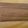 Son **bois dur et blanc** était historiquement utilisé pour fabriquer des **rayons de roues de charrettes**, des **manches d'outils**, et pour le **tournage**.
