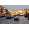 Historiquement, l'aulne était utilisé pour fabriquer des **conduites d'eau souterraines** et des **pilotis**, notamment à **Venise** où ses propriétés imputrescibles une fois immergé étaient très prisées.