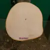 Son bois est **dur et homogène**, largement utilisé en **ébénisterie**, **lutherie**, et **tournage**.