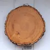 Le bois de l'érable plane est **blanc, assez dur**, et utilisé en **menuiserie, tournerie** et pour la fabrication d'**instruments de musique**.
