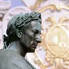Il était utilisé pour confectionner des **couronnes de lauriers** pour honorer les poètes, généraux et empereurs romains.