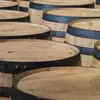 Ce chêne est aussi **utilisé pour réaliser des tonneaux de vin**, grâce à sa **richesse en tanins**.