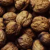 Certains arbres produisent des parties comestibles, comme les fruits, les noix, ou même les feuilles dans certains cas (ex. : moringa).