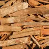La quinine, utilisée pour traiter le paludisme, est extraite de l’écorce de quinquina.