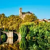Des programmes de plantation d’arbres en milieu urbain, comme la « forêt urbaine » ou les initiatives « Un milliard d’arbres », visent à augmenter la couverture arborée des villes pour rendre les environnements plus sains et agréables à vivre.