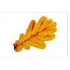 D'autres, comme le chêne, ont des feuilles **lobées**, dont les bords sont découpés en ondulations ou en pointes.